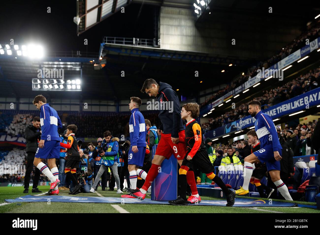 Stamford Bridge, London, Großbritannien. Februar 2020. UEFA Champions League Fußball, Chelsea gegen Bayern München; Robert Lewandowski von Bayern München mit einem Maskottchen, läuft vom Tunnel Credit auf den Platz: Action Plus Sports/Alamy Live News Stockfoto