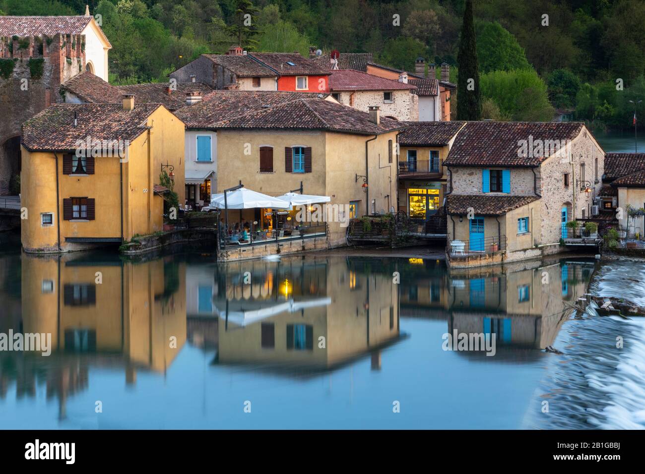 Blick auf die mittelalterliche Stadt Borghetto sul Mincio bei Sonnenuntergang. Valeggio sul Mincio, Verona, Venetien, Norditalien, Südeuropa. Stockfoto