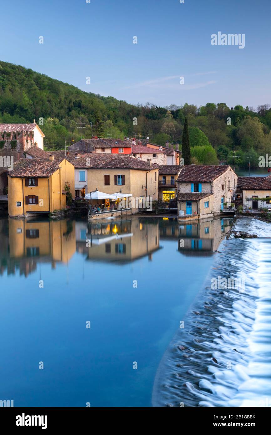 Blick auf die mittelalterliche Stadt Borghetto sul Mincio bei Sonnenuntergang. Valeggio sul Mincio, Verona, Venetien, Norditalien, Südeuropa. Stockfoto