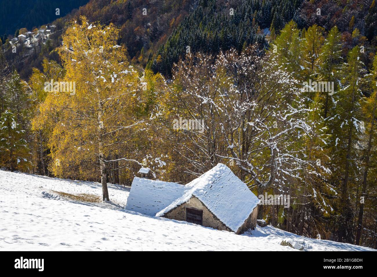 Blick auf eine Berghütte vor dem Pizzo del Fornalino und dem Pizzo Montalto im Herbst. Stockfoto