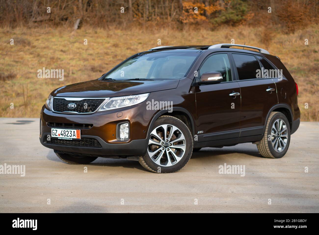 Kia Sorento Platinum Equipment, Facelift Model, Jahr 2014, mocca braun metallic color. geländewagen der 4x4-Familie isoliert auf einem leeren Parkplatz, Fotosession Stockfoto