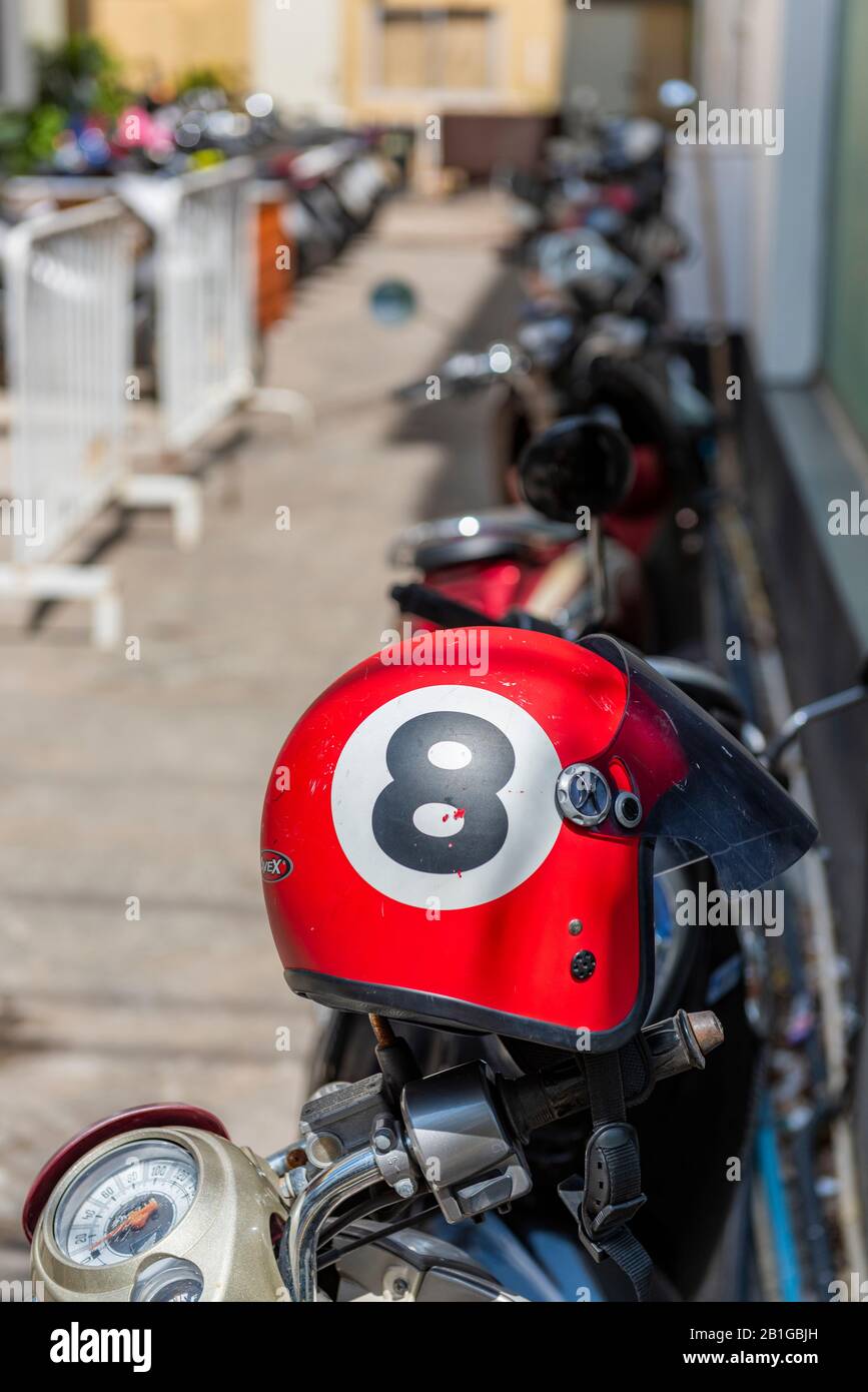 Ein 8-Ball Pool Ball Crashhelm-Design am Lenker eines Moped zum Mieten in patong, phuket, thailand, asien. Stockfoto