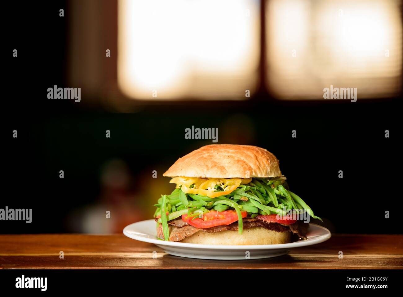 Chilenisches Sandwich mit Fleisch und Tomate Stockfoto