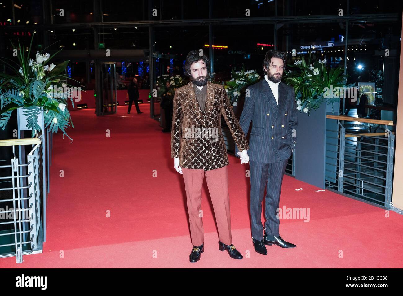 Die Regisseure Fabio D'Innoczo und Damiano D'Innoczo posiert bei der SCHLECHTEN-VORFÜHRUNG beim 70. Internationalen Filmfestival Berlin am Dienstag, 25. Februar 2020 im Berliner Palast am Potsdamer Platz auf dem roten Teppich. Bild nach Gutschrift: Julie Edwards/Alamy Live News Stockfoto