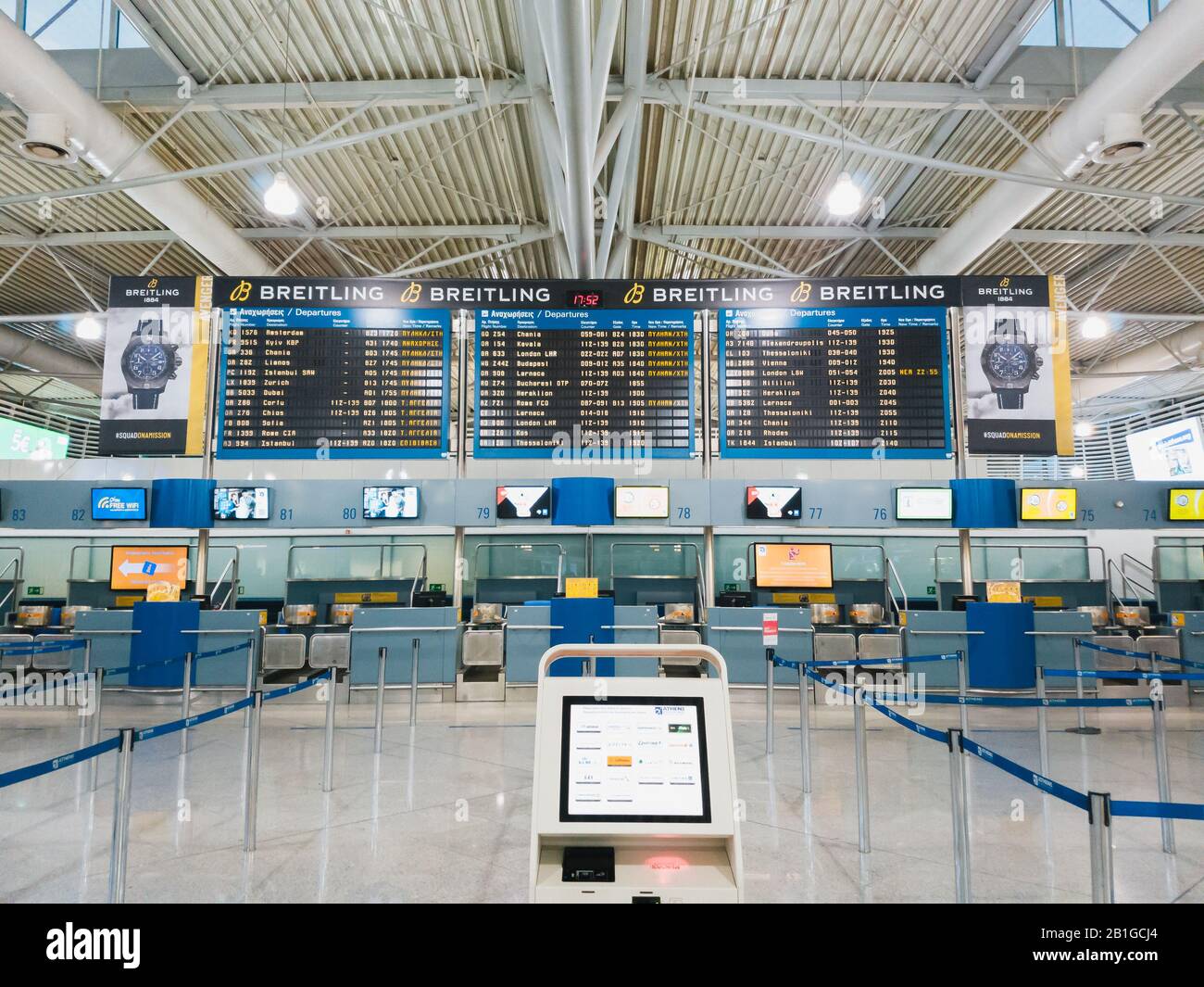 Athen, Griechenland - Februar 11 2020: Internationaler Flughafen Athen Eleftherios Venizelos. Eine leere Abflughalle des Hauptterminals, leerer Check-in Stockfoto