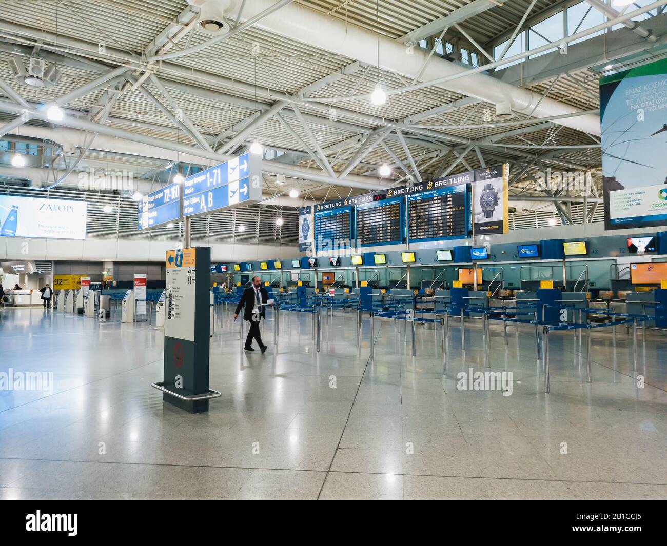 Athen, Griechenland - Februar 11 2020: Internationaler Flughafen Athen Eleftherios Venizelos. Eine leere Abflughalle des Hauptterminals, leerer Check-in Stockfoto