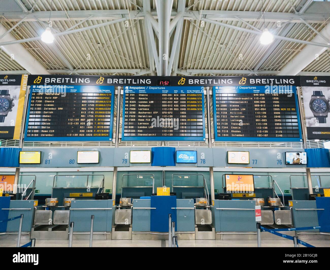 Athen, Griechenland - Februar 11 2020: Internationaler Flughafen Athen Eleftherios Venizelos. Eine leere Abflughalle des Hauptterminals, leerer Check-in Stockfoto