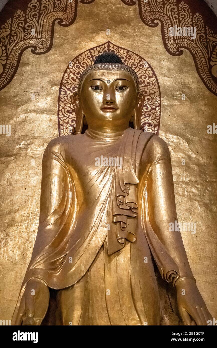 Buddha-Statue in Ananda Pagode, Bagan, Mandalay Region, Myanmar Stockfoto