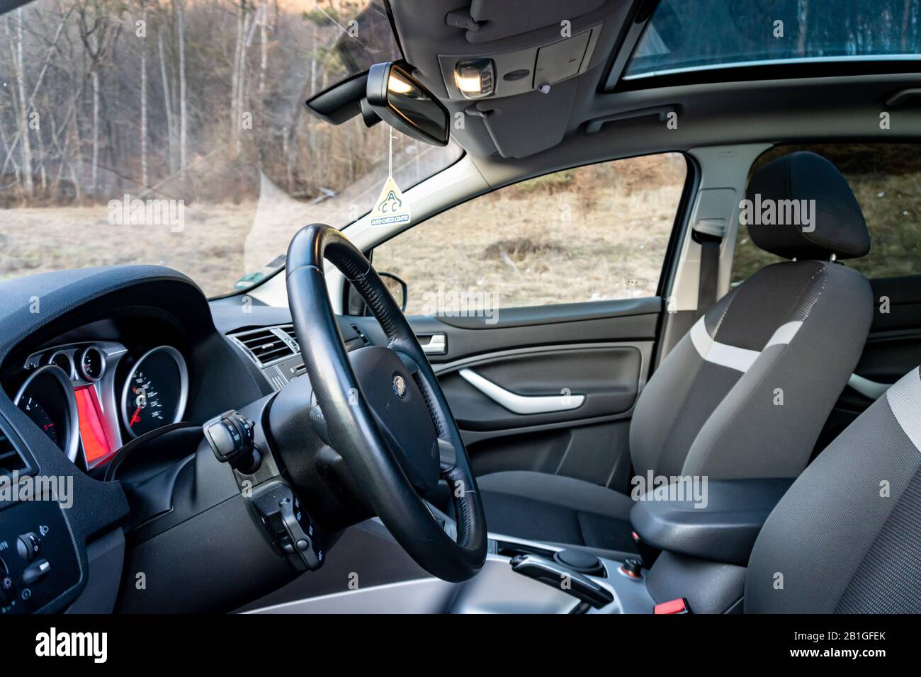 Cluj-Napoca, Cluj/Rumänien-21.01.2020-Panorama-Schiebedach verglastes dach auf einem Ford Kuga suv, im Auto Stockfoto