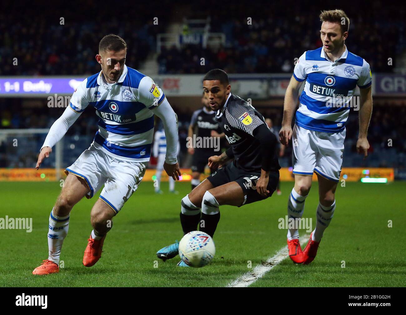 Der Dominic Ball der Queens Park Rangers (links) und der Max Lowe Kampf von Derby County um den Ball während des Sky Bet Championship Matches in der Loftus Road, London. Stockfoto