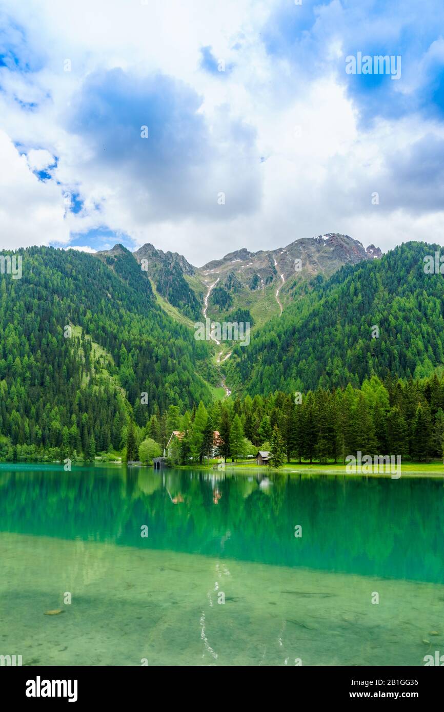 Blick auf den Antholzer See in Südtirol Stockfoto