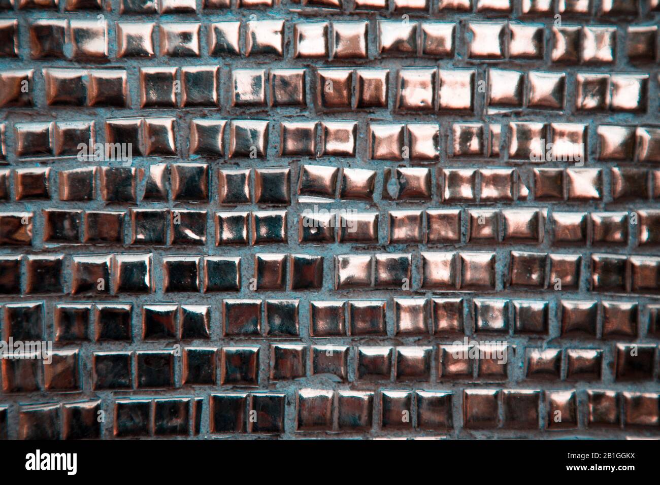 Rosengold Wandtextur aus Mosaikfliesen. Hintergrundbild. Textur kleiner Mosaikfliesen. Stockfoto