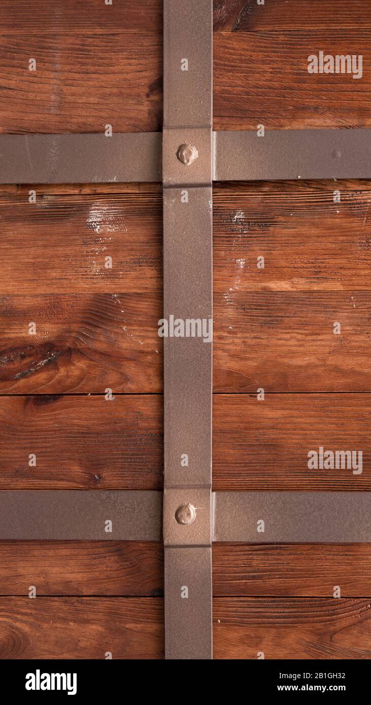 Vertikaler alter Holztürhintergrund. Hintergrundbild für Ihr Gerät. Stockfoto