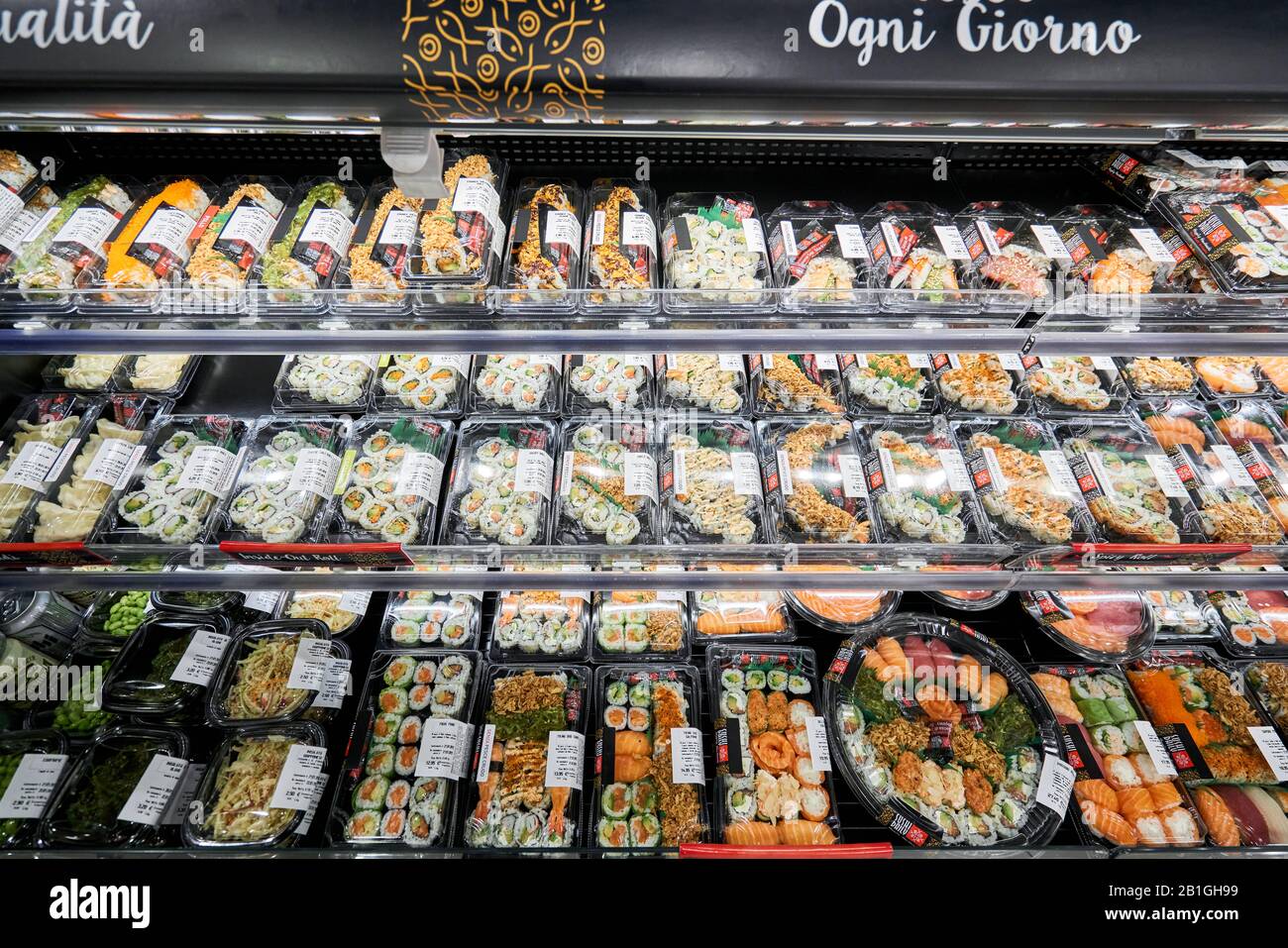 Mailand, Italien - 21. Januar 2019: Sushi und Brötchen zum Verkauf im Geschäft in Mailand. Mailänder Hauptbahnhof. Sapori und Dinnorni Conad Supermarkt. Stockfoto