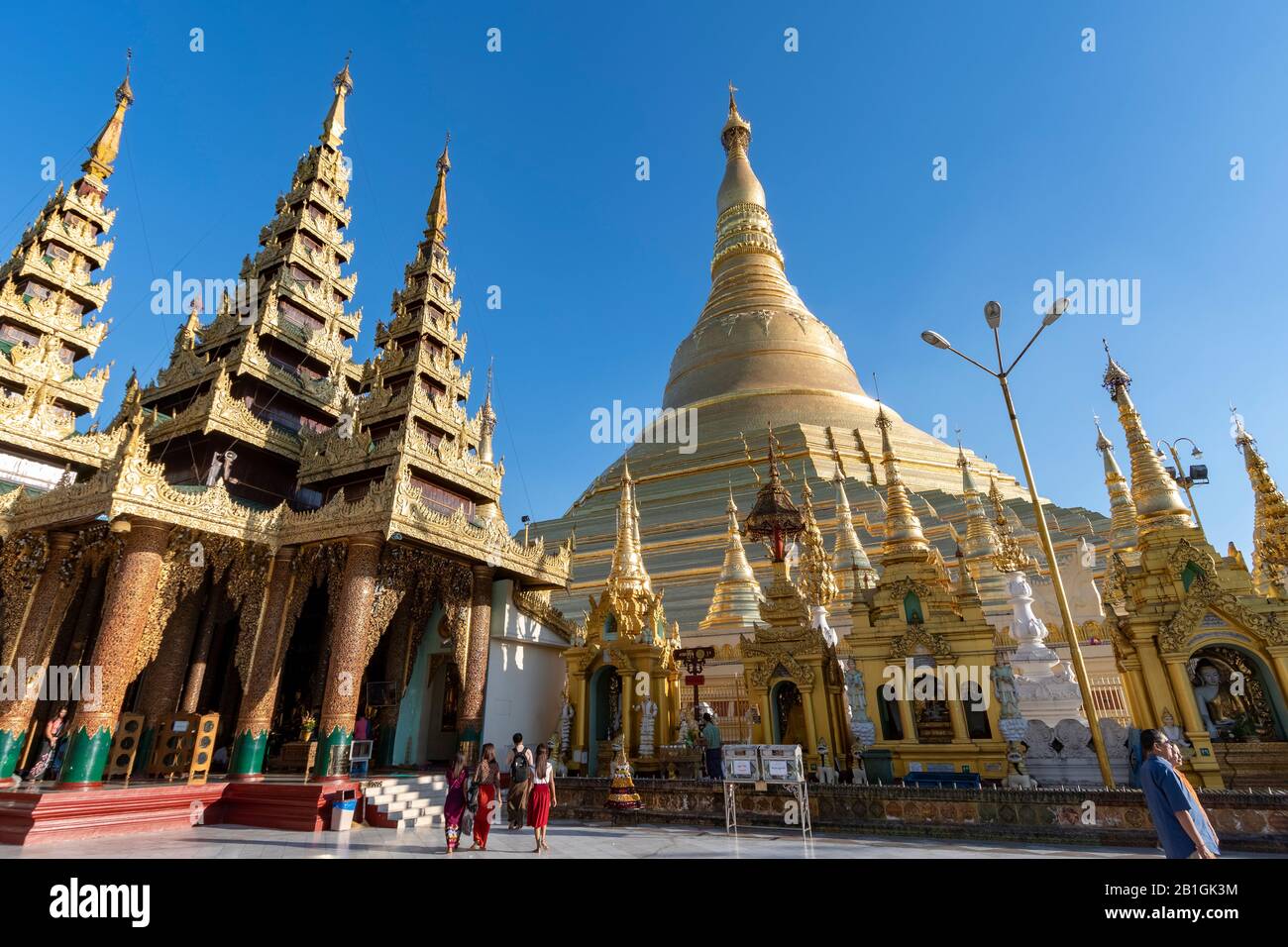 Touristen, die Shwedagon Paya, Yangon, Myanmar besuchen Stockfoto