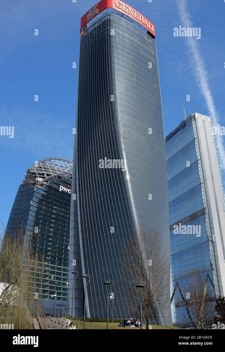 Drei Türme von Citylife, Mailand, Italien: Der Gerade, der Twisted, der Gebogene, auch Isozaki, Hadid, Libeskind-Türme genannt, und das aufwachen eines Flugzeugs Stockfoto Drei Türme von Citylife, Mailand, Italien: Der Gerade, der Twisted, der Gebogene, auch Isozaki, Hadid, Libeskind-Türme genannt, und das aufwachen eines Flugzeugs Stockfoto