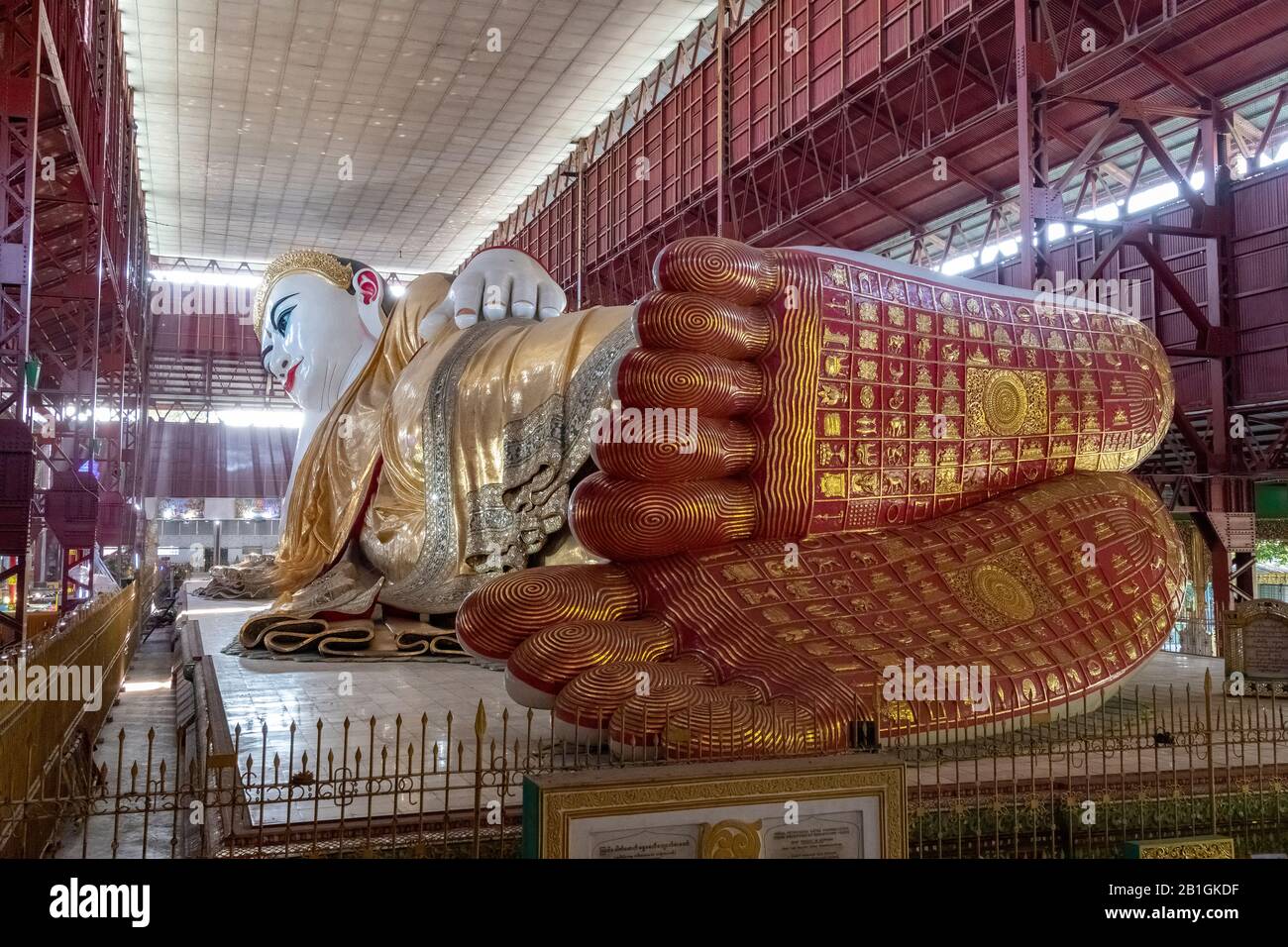 Die dekorierten Füße der riesigen, sich in der Buddha-Statue befindlichen Buddha bei Chaukhtatgyi Paya, Yangon, Myanmar Stockfoto