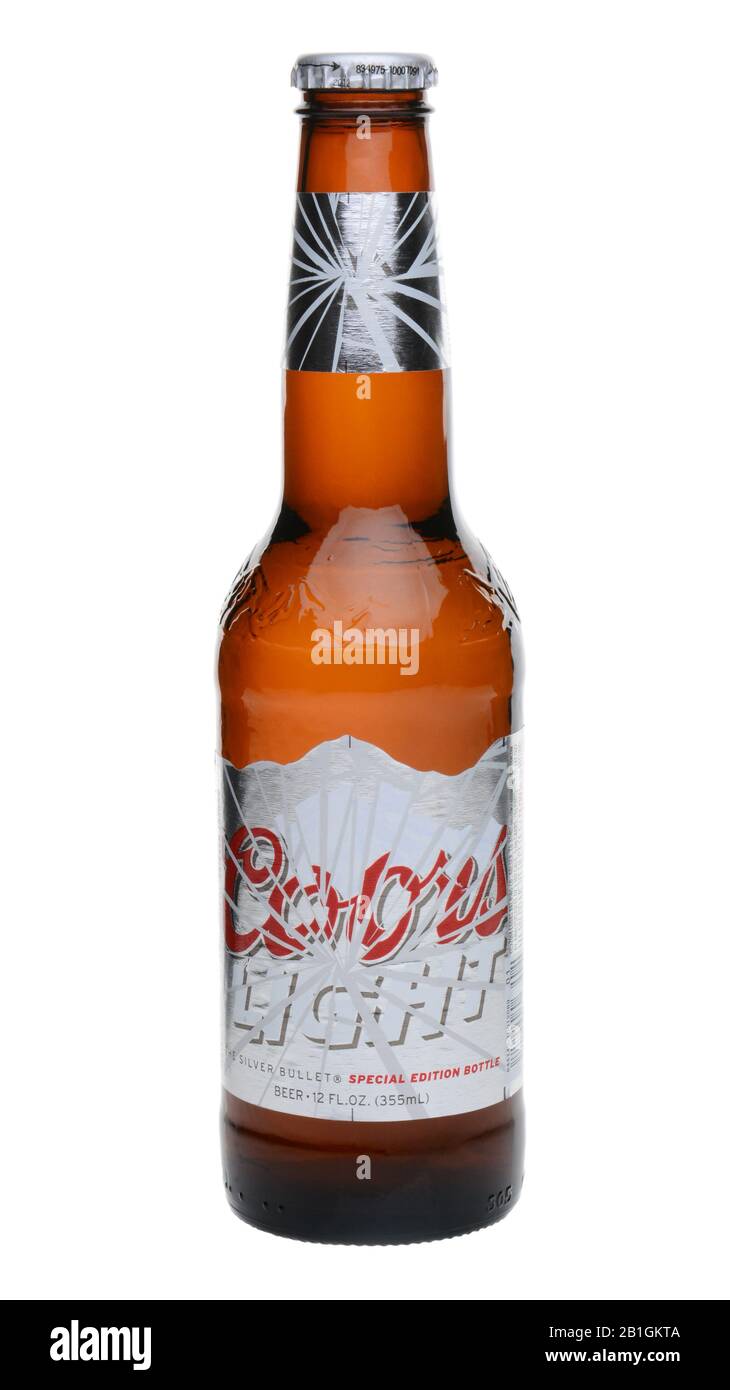 Irvine, CA - 27. MAI 2014: Eine einzige Coors-Lichtflasche auf Weiß. Coors betreibt eine Brauerei in Golden, Colorado, das ist die größte Einzelbrauerei Stockfoto