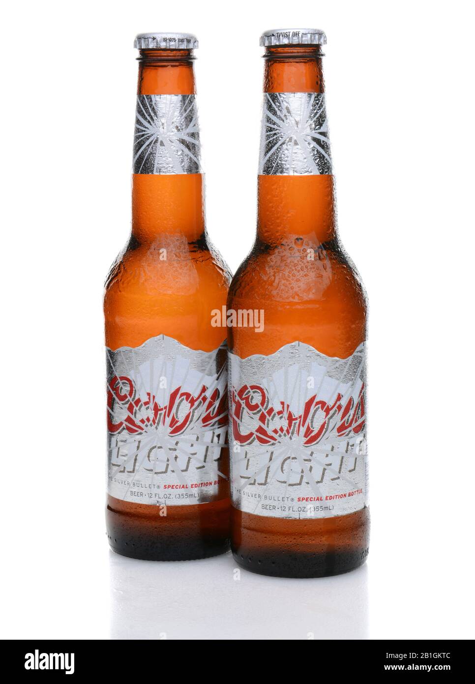 Irvine, CA - 25. MAI 2014: Zwei Coors-Lichtflaschen mit Kondensation. Coors betreibt eine Brauerei in Golden, Colorado, das ist die größte Einzelbrauerei Stockfoto