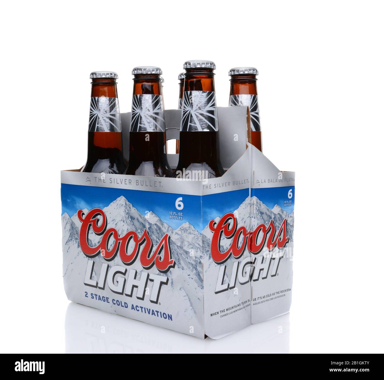 Irvine, CA - 25. MAI 2014: Ein 6er Pack Coors Helles Bier, 3/4-Ansicht. Coors betreibt eine Brauerei in Golden, Colorado, das ist die größte Einzelbrauerei fa Stockfoto