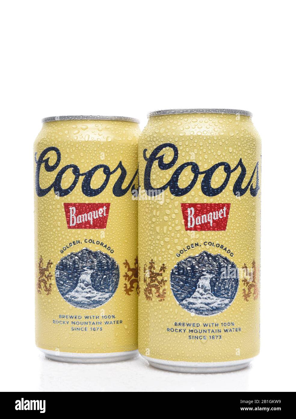 Irvine, KALIFORNIEN - 19. AUGUST 2019: 2 Dosen Coors Banquet Bier mit Kondensation. Gebraut ausschließlich in Golden, Colorado mit Rocky Mountain Water und Stockfoto