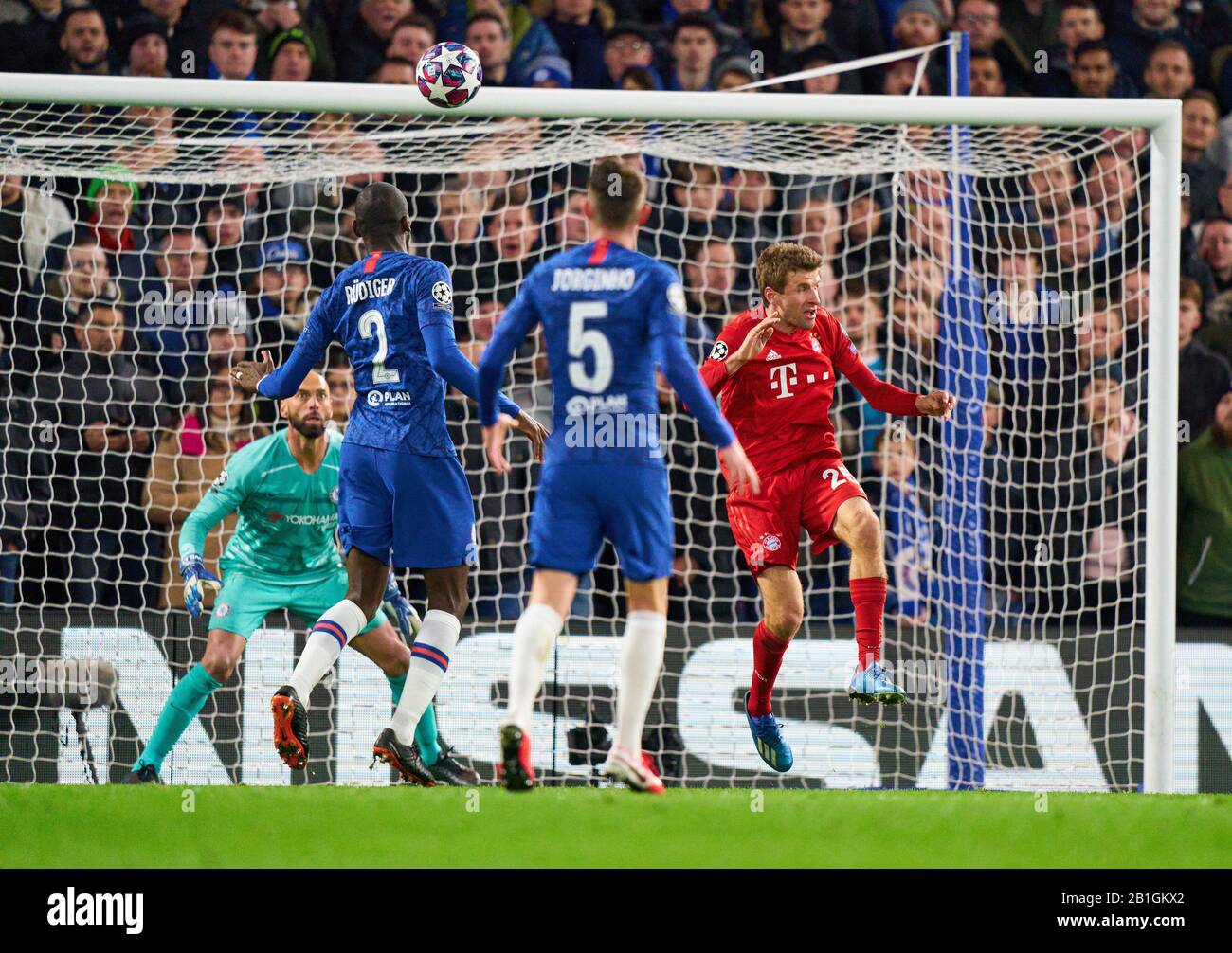 Champions League, Chelsea-München, London, 25. Februar 2020. Thomas MUELLER, MÜLLER, FCB 25 schießen auf Tor, Abschlag, Schuss, Freistoß, FC CHELSEA - FC BAYERN MÜNCHEN UEFA Fußball Champions League , London, 25. Februar 2020, Saison 2019/2020, Runde der letzten sechzehn, FCB, Bayern, München © Peter Schatz / Alamy Live News Stockfoto