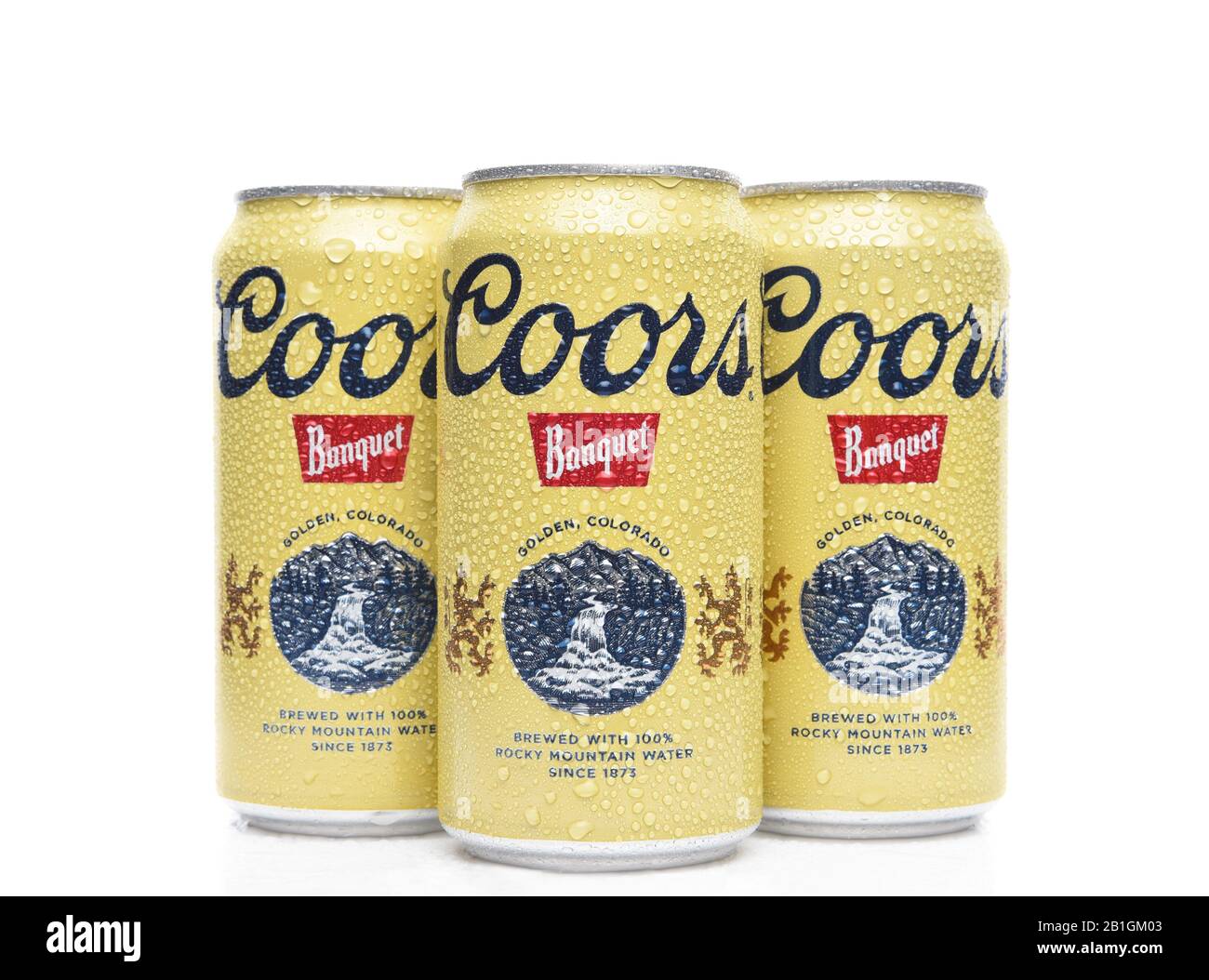 Irvine, KALIFORNIEN - 19. AUGUST 2019: Nahaufnahme von 3 Dosen Coors Banquet Beer. Gebraut ausschließlich in Golden, Colorado mit Rocky Mountain Water und Mähren Stockfoto