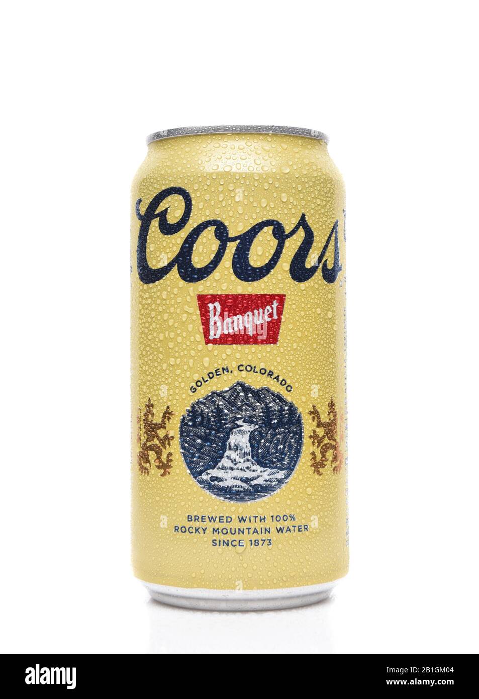 Irvine, KALIFORNIEN - 19. AUGUST 2019: Eine 12-Unze-Dose Coors Bankettbier mit Kondensation. Gebraut ausschließlich in Golden, Colorado mit Rocky Mountain wa Stockfoto