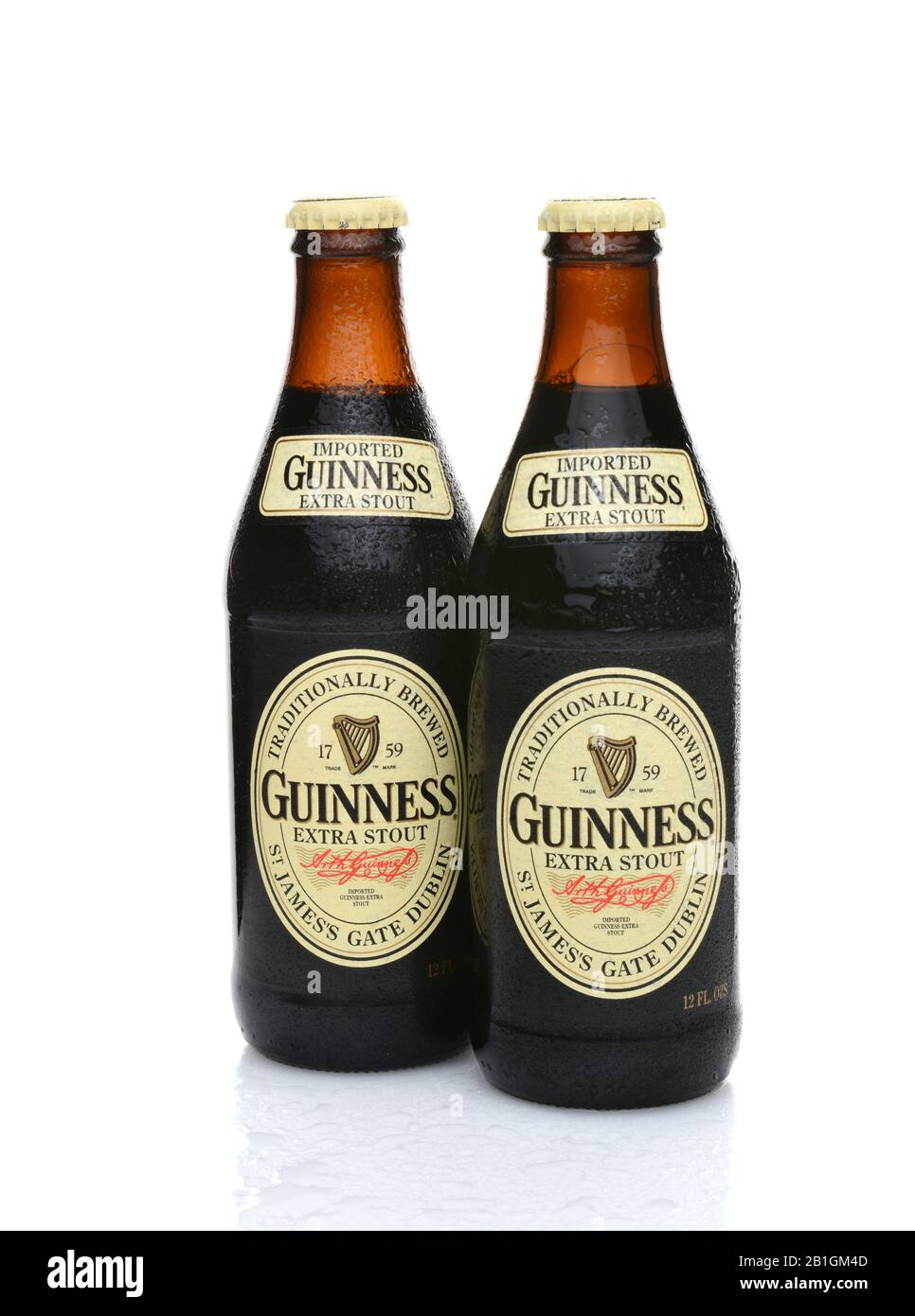 Irvine, CA - 25. MAI 2014: Zwei Flaschen Guinness Extra Stout mit  Kondensation. Das Irish Beer ist eine der weltweit erfolgreichsten  Biermarken mit Stockfotografie - Alamy