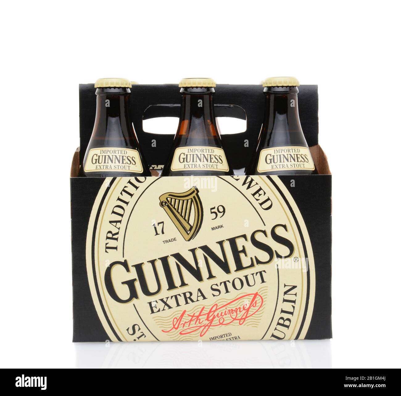 Irvine, CA - 25. MAI 2014: Eine 6-er Packung Guinness Extra Stout. Das Irish Beer ist eine der weltweit erfolgreichsten Biermarken mit einem Jahresumsatz von über 85 Stockfoto