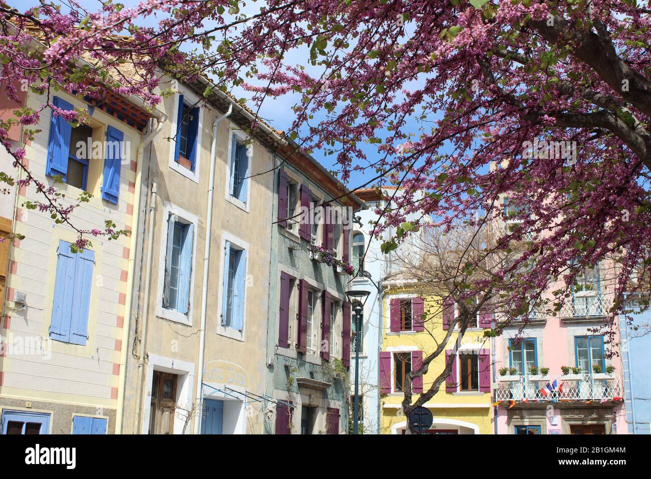 Leucate, Frankreich, ein Dorf im Aude Department in der Nähe der Mittelmeerküste, Südfrankreich, mit farbenfrohen Gebäuden Stockfoto