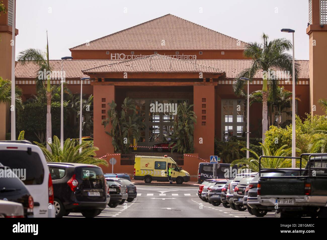 Adeje, Spanien. Februar 2020. Ein italienischer Tourist, im H10 Costa Adeje Palace Hotel, ist positiv auf das Coronavirus. Etwa 1000 Menschen wurden unter Quarantäne gestellt, die sich im Hotel isolieren. (Foto von Davide Di Lalla/Pacific Press) Credit: Pacific Press Agency/Alamy Live News Stockfoto