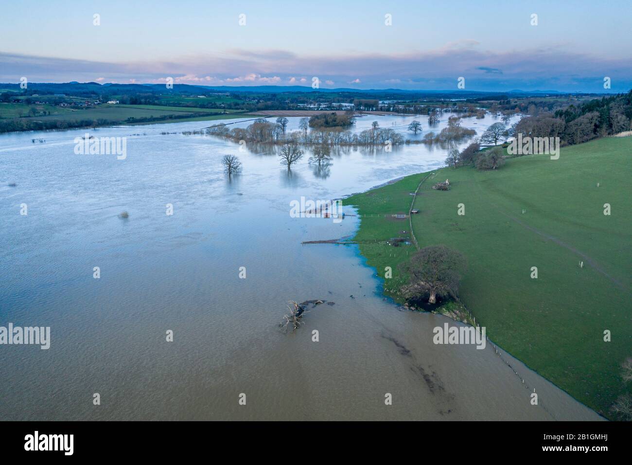 Luftaufnahme von überschwemmtem Ackerland - Fluss Severn schlängelt sich in Shropshire Stockfoto