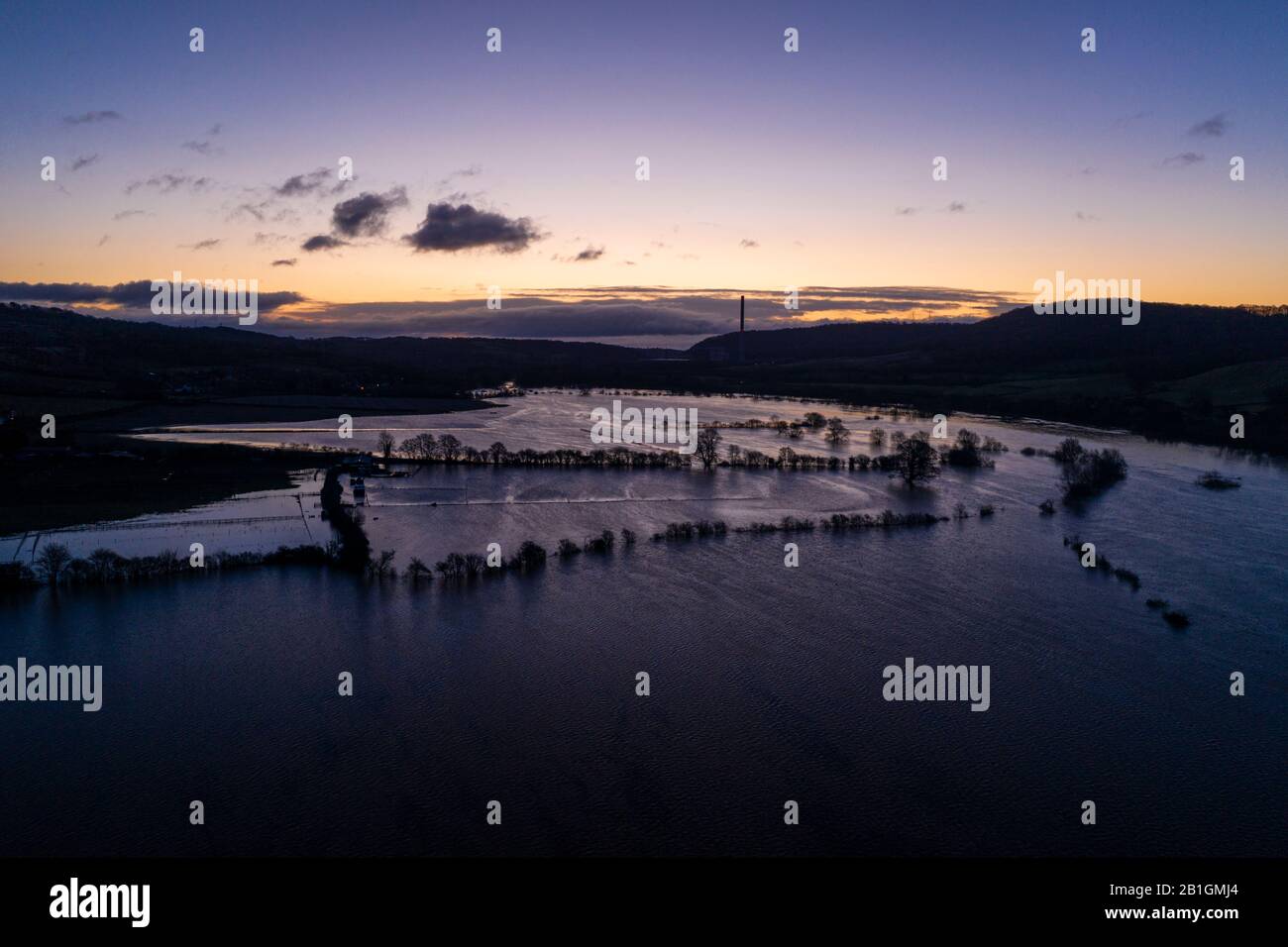 Morgenhimmel über dem Fluss Sever bei Flut in Shropshire, Großbritannien. -Drohnenblick Stockfoto