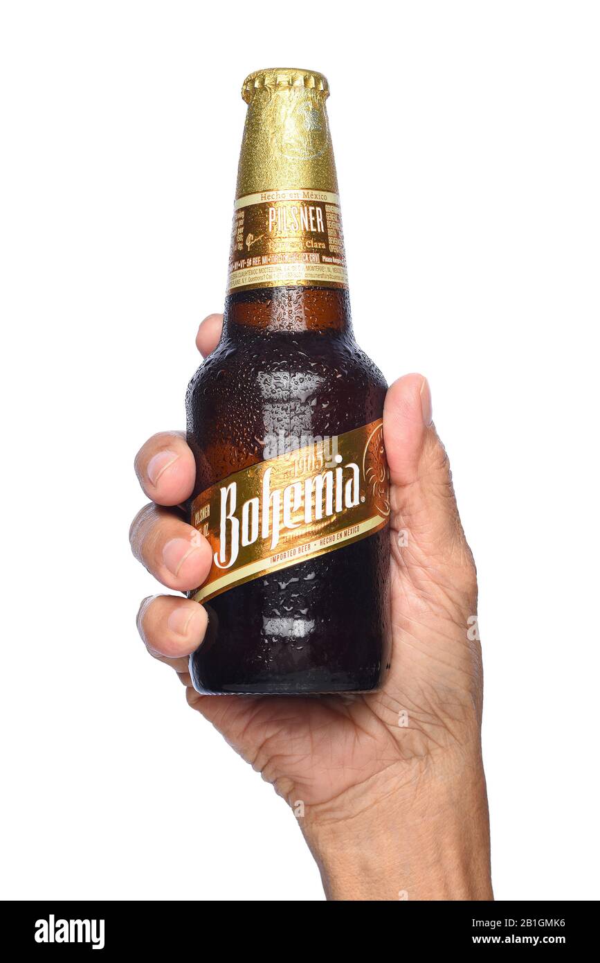 Irvine, KALIFORNIEN - 26. APRIL 2019: Nahaufnahme einer Hand, die eine Flasche Bohemia Bier hält. Aus Cerveceria Cuauhtemoc-Moctezuma, gegründet im Jahr 1890, heute a Stockfoto