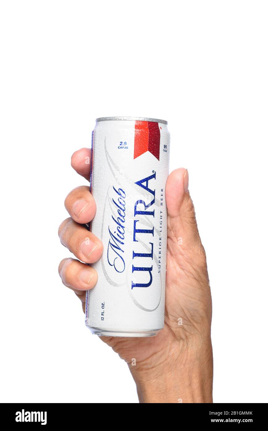 Irvine, KALIFORNIEN - 26. APRIL 2019: Nahaufnahme einer Hand, die eine Dose Michelob Ultra-Bier hält. Ein kalorienarmes und kalorienarmes Bier vom Anheuser-Bus Stockfoto