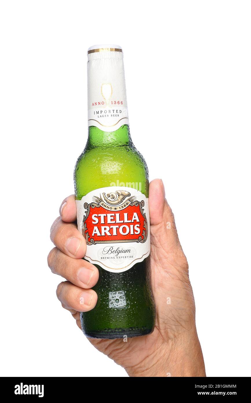 Irvine, KALIFORNIEN - 26. APRIL 2019: Nahaufnahme einer Hand mit einer Flasche Stella Artois Bier. Stella wird in Leuven, Belgien, gebraut und als A eingeführt Stockfoto