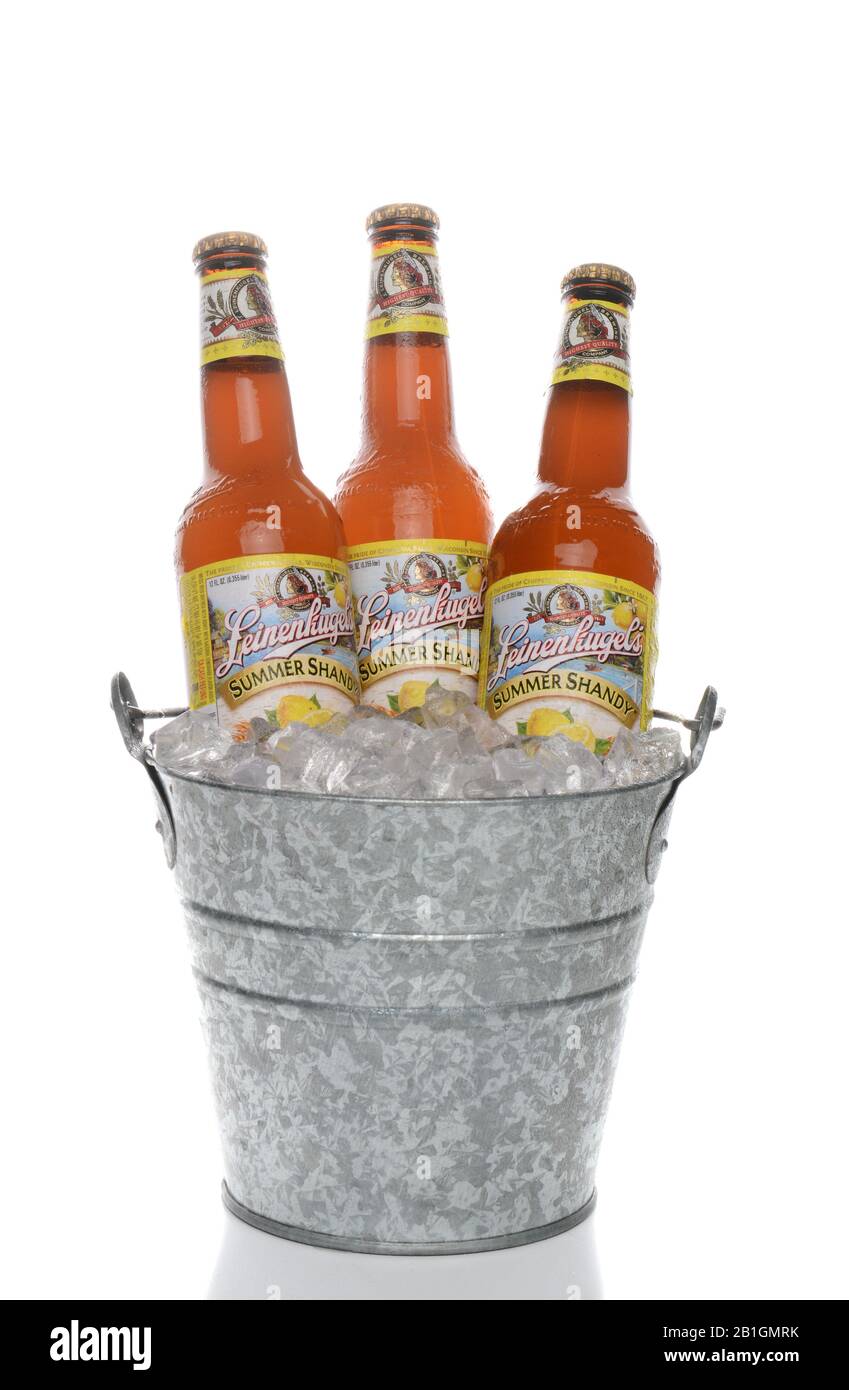 Irvine, CA - 1. JUNI 2015: Ein Eisbecher von Leinenkugel Sommer Shandy. Leinenkugel wurde in Chippewa Falls, WI, im Jahr 1867 von Jacob Leinenkugel gegründet. Stockfoto