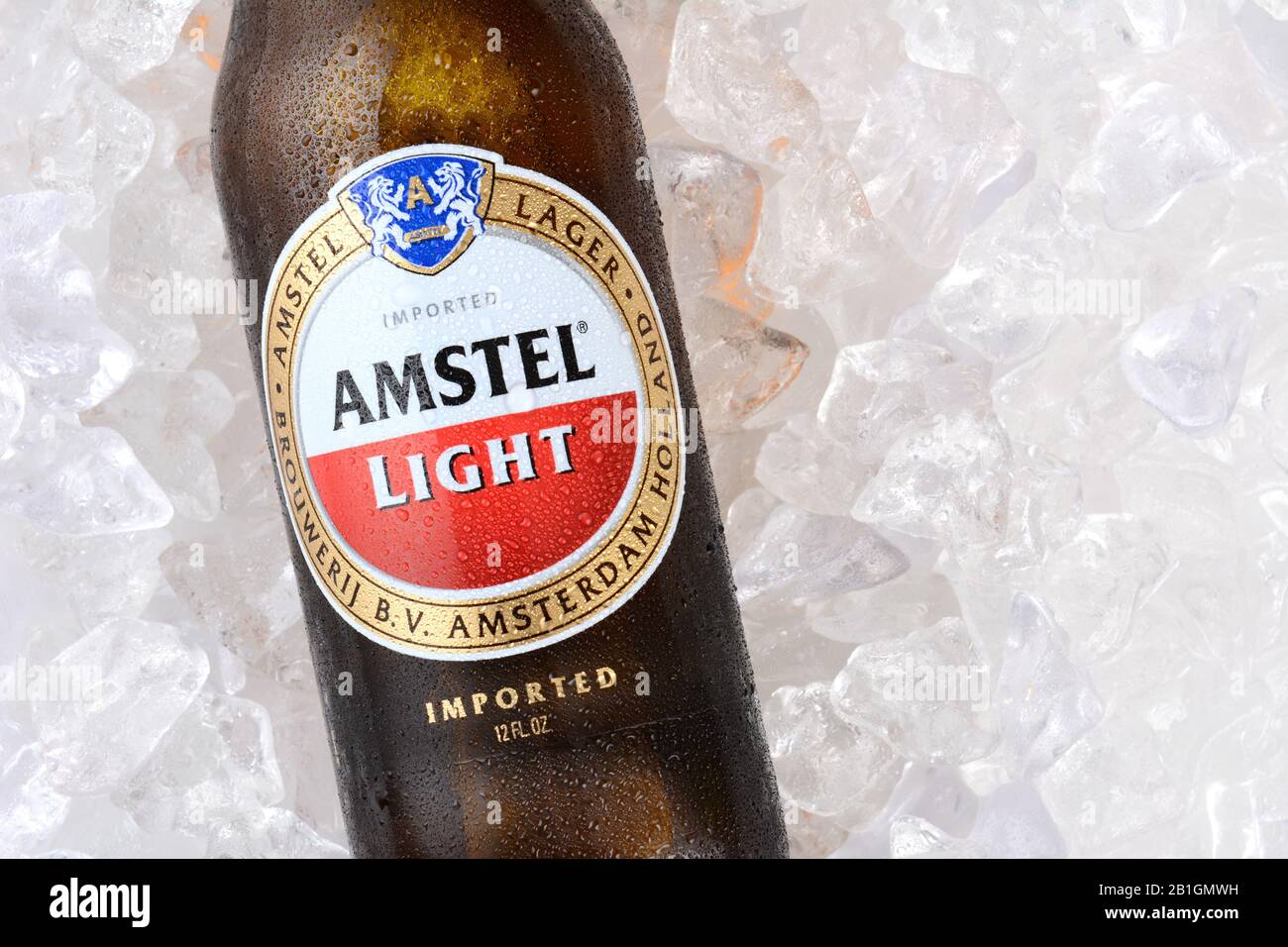 Irvine, CA - 11. JANUAR 2015: Eine Flasche Amstel Licht auf einem Eisbett. Die 1870 gegründete Firma wurde 1968 von Heineken übernommen und produziert über 36 Milli Stockfoto
