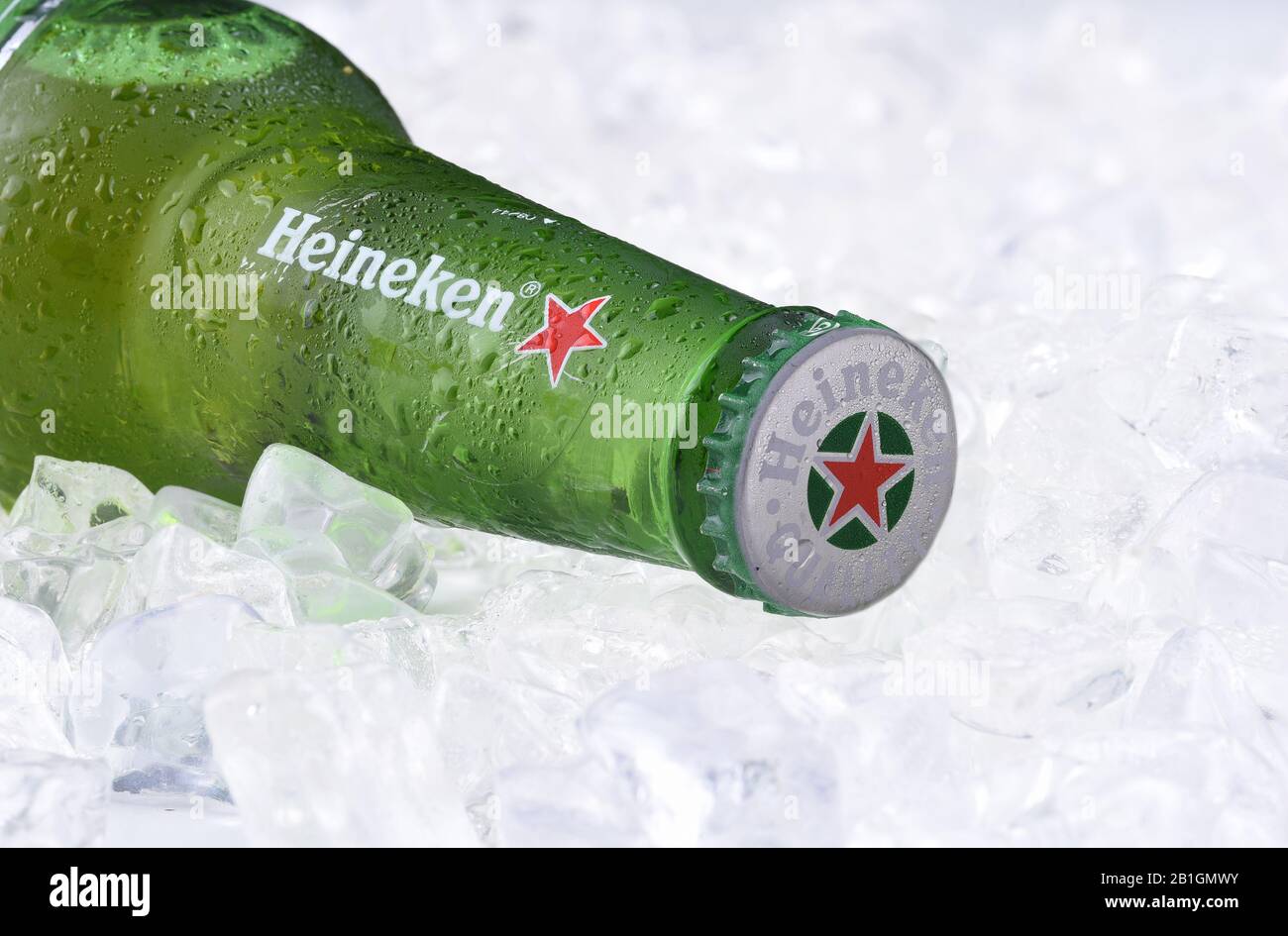 Heineken Beer Bottle Cap On Stockfotos und -bilder Kaufen - Alamy