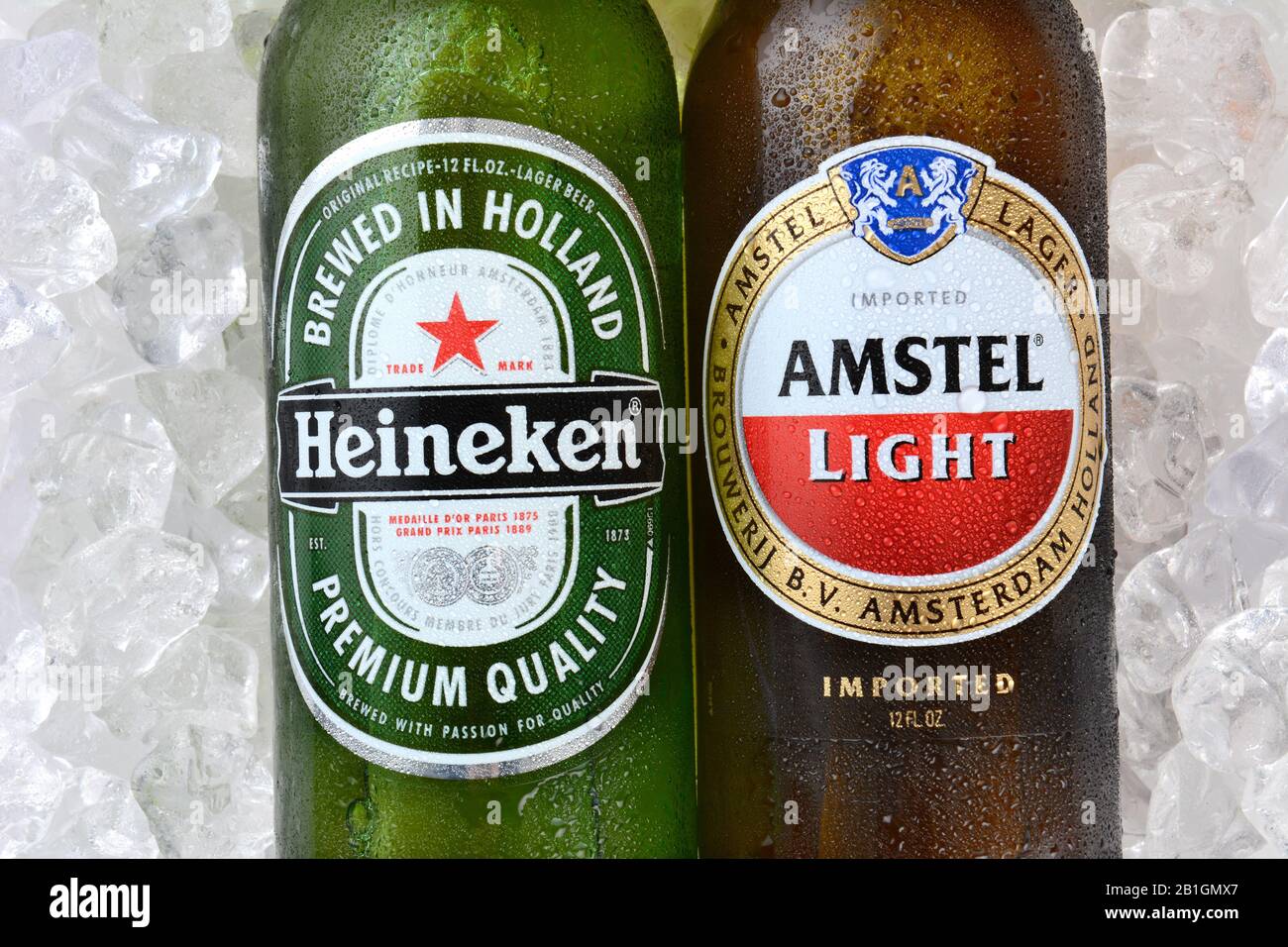 Irvine, CA - 12. JANUAR 2015: Eine Flasche Amstel Light und Heineken Beer. Seit 1975 wird das meiste Heineken-Bier in der Brauerei in Zoeterwou gebraut Stockfoto
