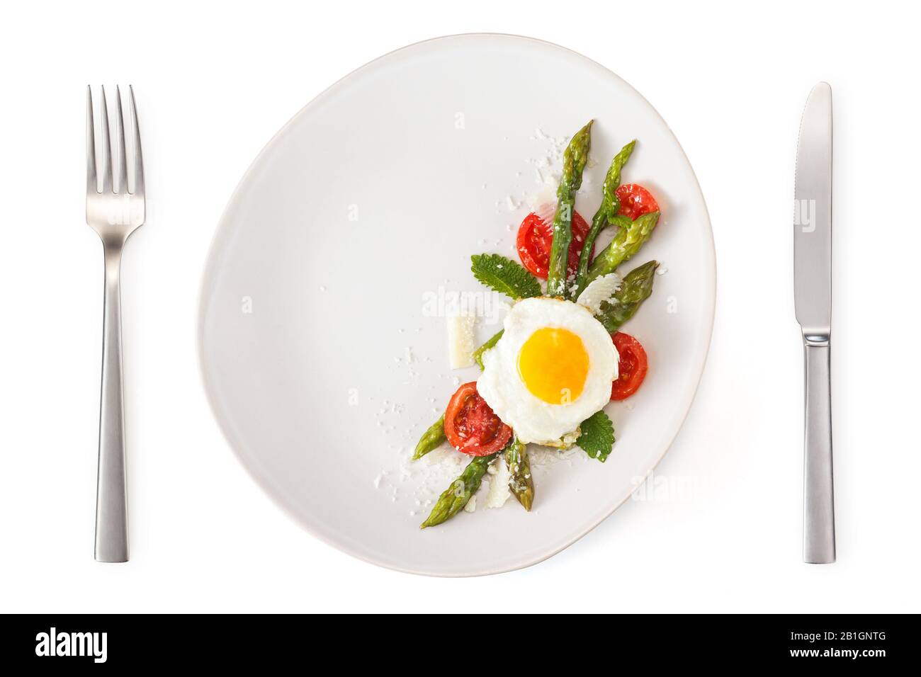 Italienische Küche: Konserviertes Gericht mit Spargel und Spiegelei.[ Stockfoto