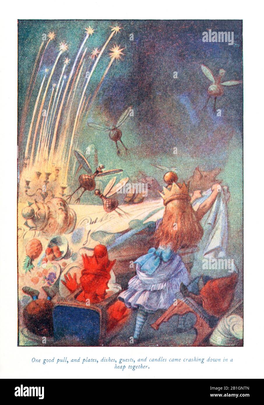 Ein guter Zug, Teller, Gerichte, Gäste und Kerzen kamen zusammen aus Alice im Wunderland von John Tenniel in einen Haufen herab Stockfoto