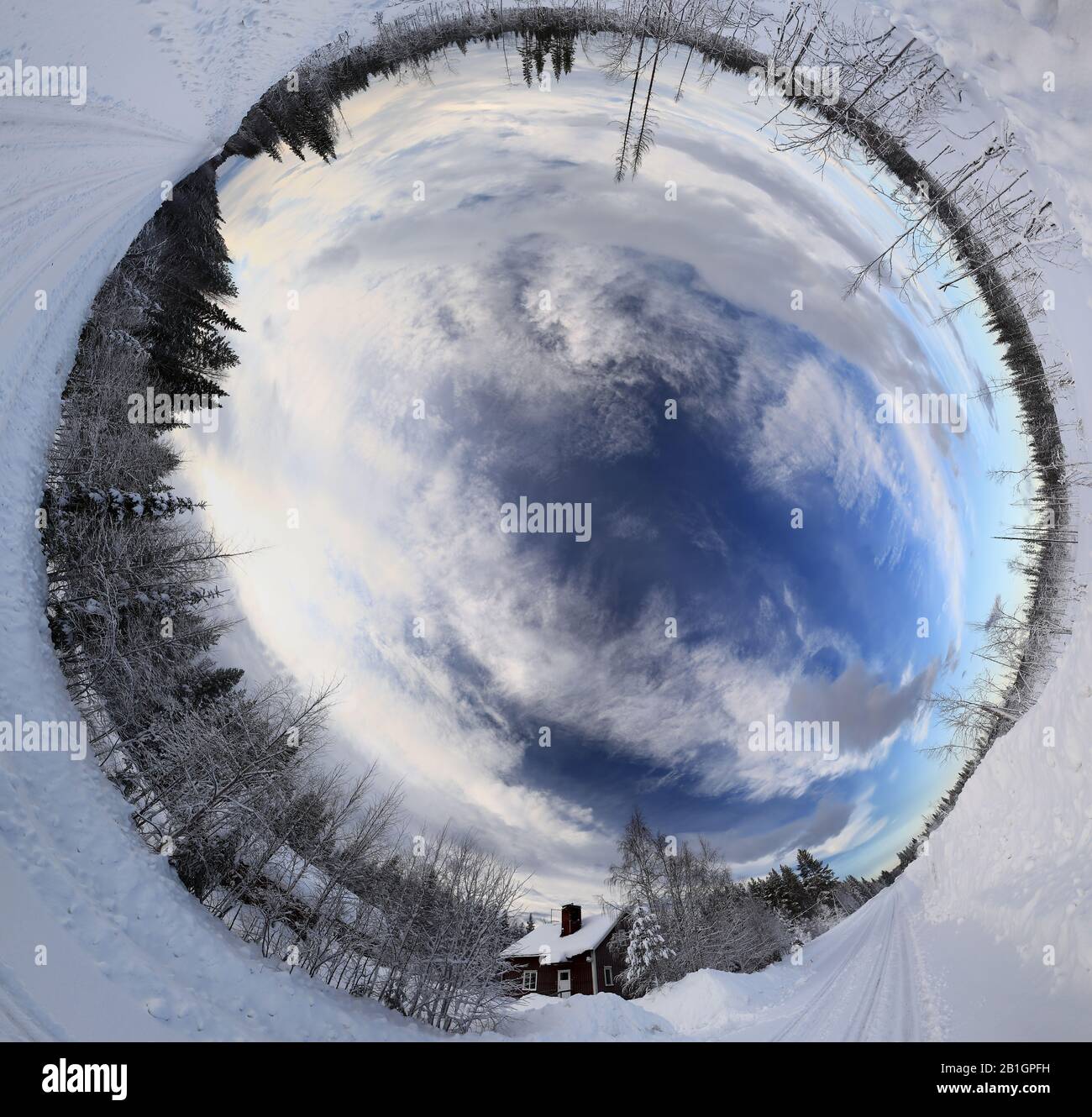 Flacher Blick auf den Himmel über abgelegenes Haus im schwedischen Lappland. Stockfoto