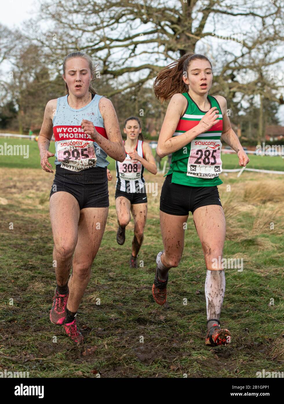 Nottingham - ENGLAND - 22. FEBRUAR: Kisten Stilwell und Lara Crawford treten im U17-Rennen Der Frauen an English National Cross Country Championships, Woll Stockfoto