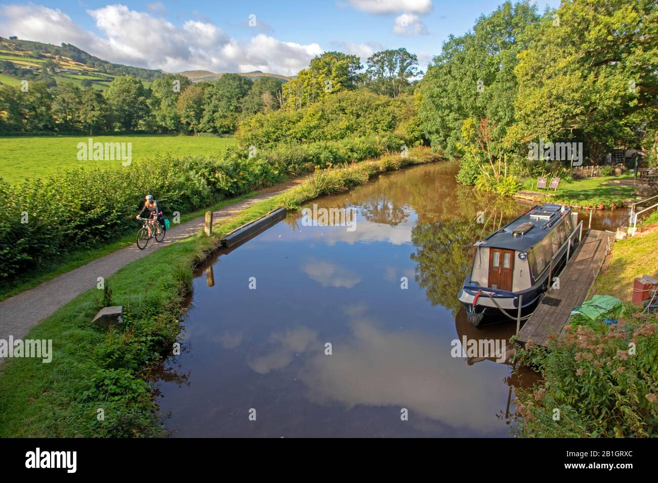 Fahrradfahren neben Monmouthshire und Brecon Canal Stockfoto