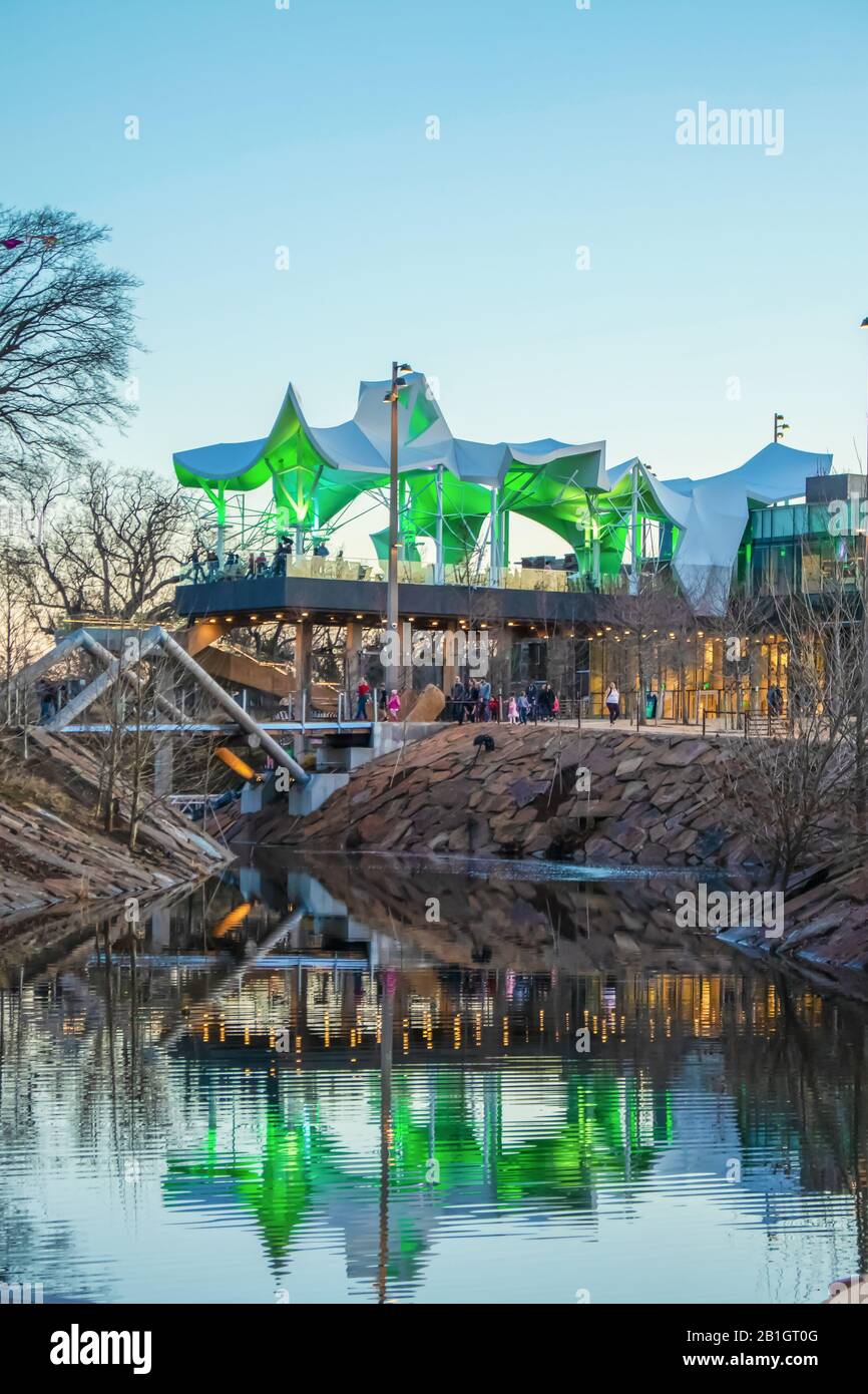 12-15-2018 Tulsa USA The Gathering Place in Oklahoma - Modernes Boathouse-Gebäude, das sich im Wasser im preisgekrönten öffentlichen Park widerspiegelt Stockfoto