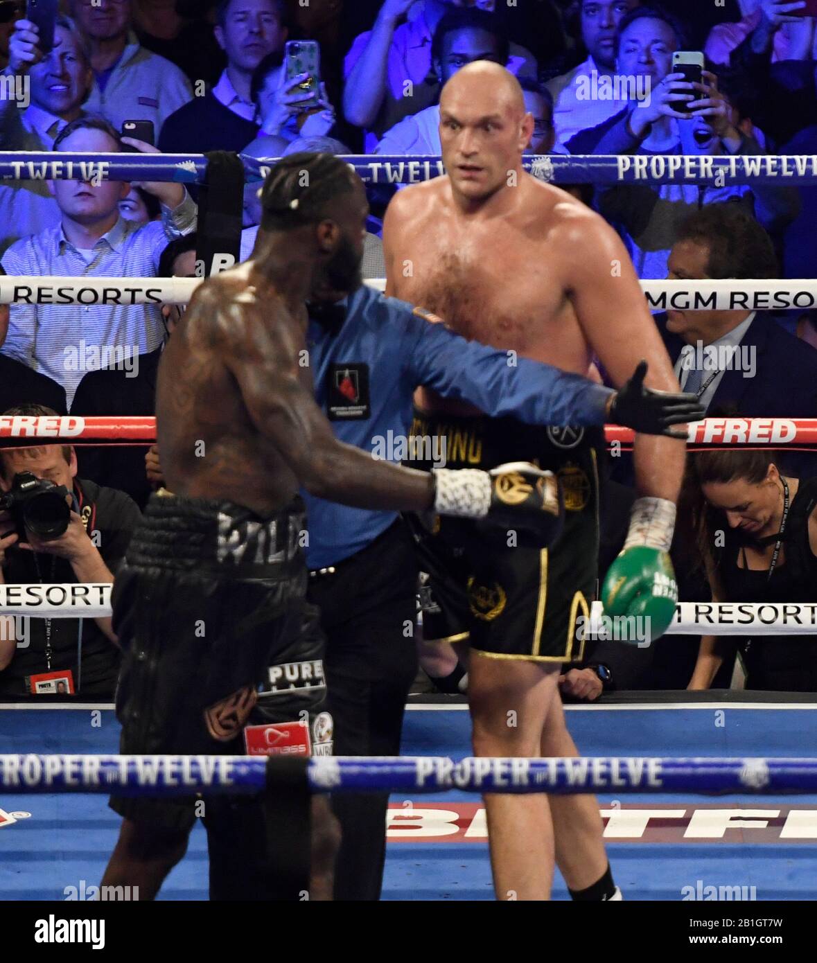 Las VEGAS, NV - 22. FEBRUAR: (In schwarz/gelben Stämmen) Tyson Fury geht 7 Runden mit Deontay Wilder im MGM Grand Hotel Samstag, 22.2020. Tyson Fury holte den Sieg durch TKO in der 7. Runde, als das Handtuch von der Wilder-Mannschaft für die Weltmeisterschaft im Schwergewicht in Las Vegas, Nevada geworfen wurde. (Foto mit MB-Medien) Stockfoto