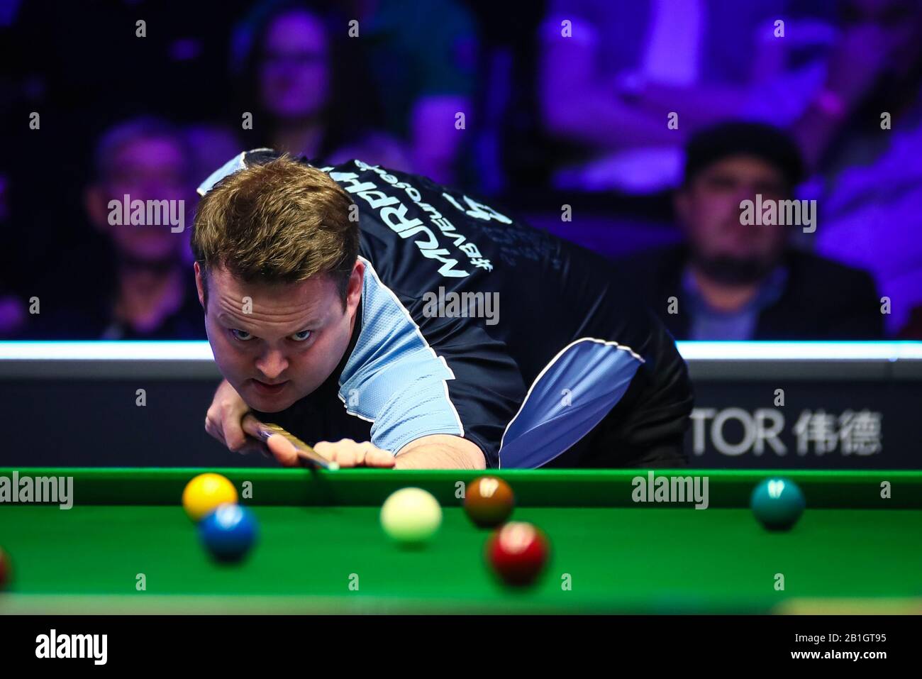 Shaun Murphy aus England spielt einen Schuss an Anthony McGill aus Schottland beim vierten Snookerschießen 2020 in Watford, Großbritannien, 23. Februar 2020. Shaun Murphy aus England wurde von Anthony McGill aus Schottland mit 0:1 besiegt. Stockfoto