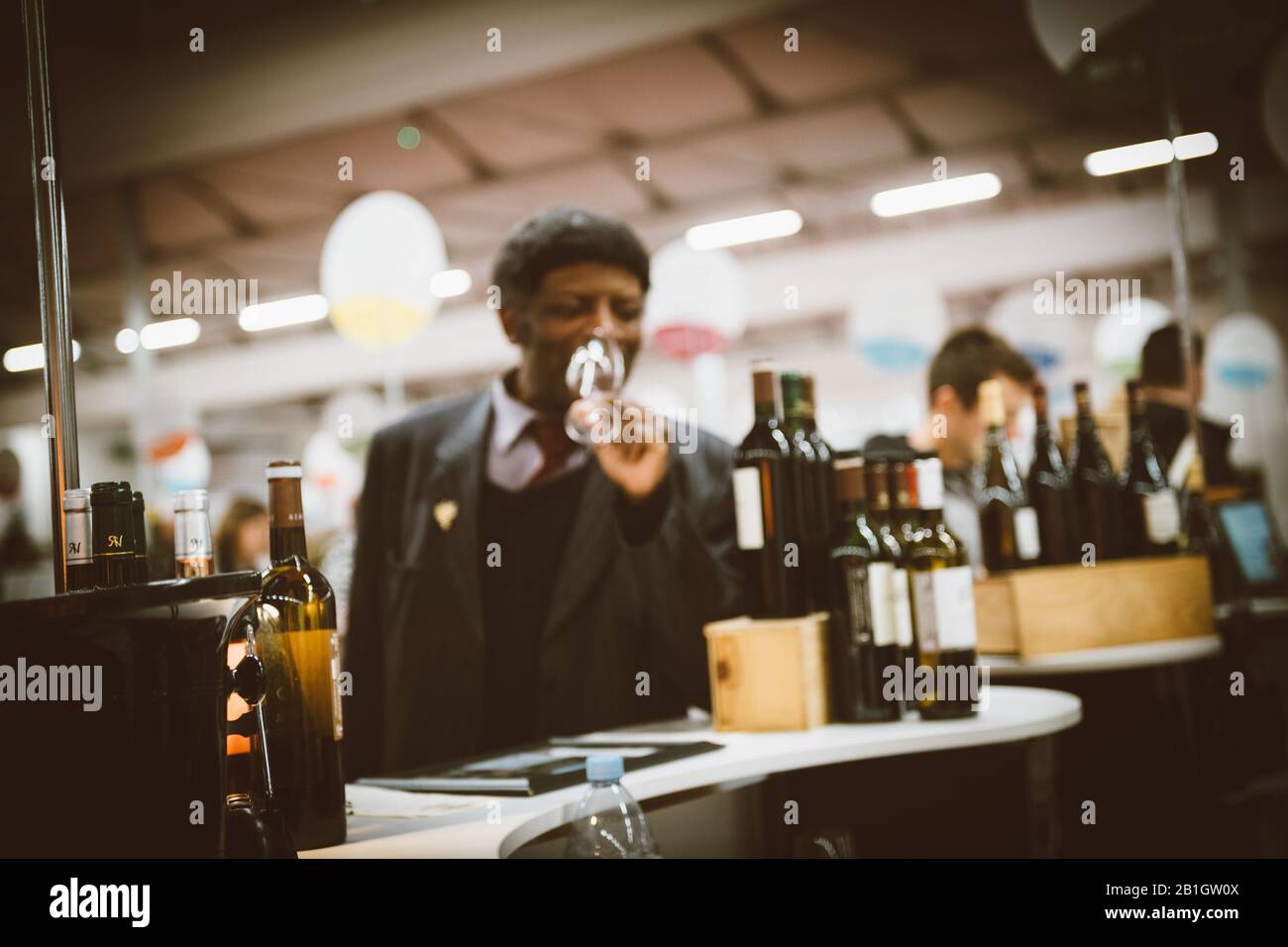 Strasbourg, Frankreich - 16. Februar 2020: Unverschäumte Silhouette schwarzer Ethnie Sommelier Verkostung von Wein auf der Vignerons Independent English: Unabhängige Winzer der französischen Weinmesse Stockfoto